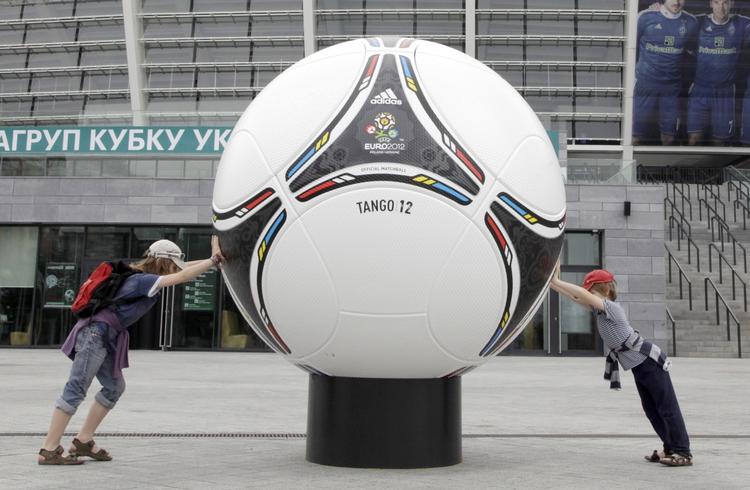 STRID. EM i Ukraine og Polen er blevet et centralt emne på den politiske scene i Europa. 