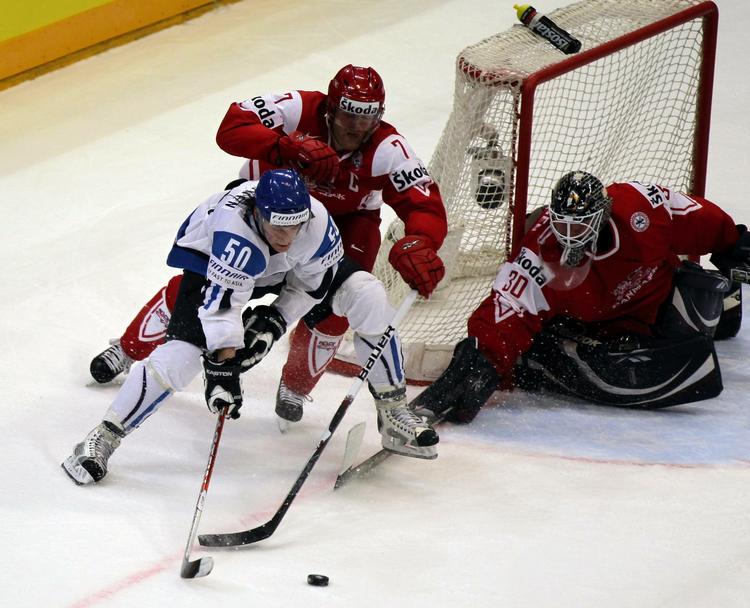 karrierestop. Jesper Damgaard (midt) er ved at få pucken erobret fra Finalands Juhamatti Aaltonen under VM i maj. Arkivfoto. 
