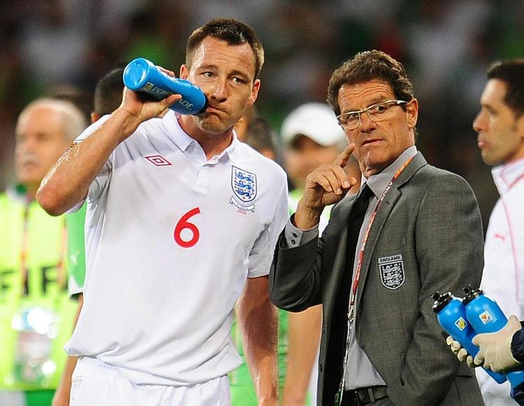 afsked. Da John Terry (tv.) blev detroniseret som anfører, sagde Fabio Capello op som landstræner. 
