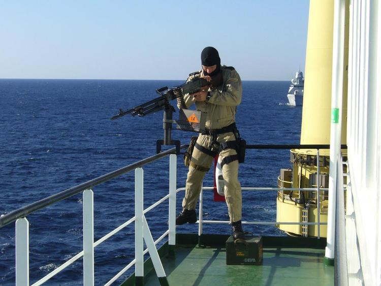 PIRATBESKYTTELSE. Somaliernes mange angreb på handelsskibe i Det Indiske Ocean har fået mange skibe til at indrullere bevæbnede vagter. Her ses en hollandsk elitesoldat på et fragtskib i Adenbugten. 