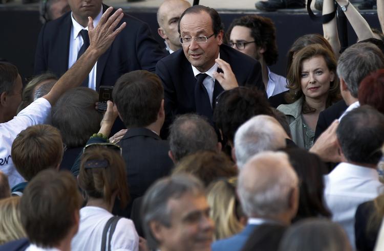 Favorit. Vælgere hilser på Frankrigs formentlig kommende præsident Hollande. 