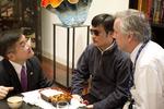 KRISE.  Chen Guangcheng (med mørke briller) fotograferet under sit ophold i USA's ambassade i Beijing sammen med ambassadør Gary Locke (tv) 