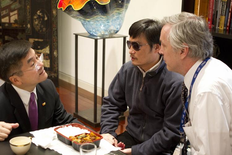 KRISE.  Chen Guangcheng (med mørke briller) fotograferet under sit ophold i USA's ambassade i Beijing sammen med ambassadør Gary Locke (tv) 