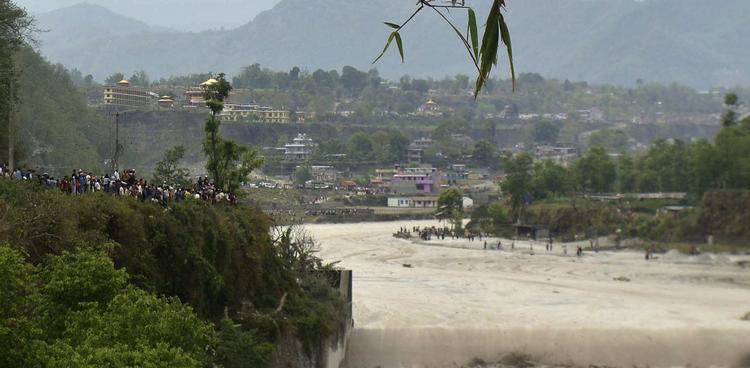 oversvømmelse. Lokale kigger på vandet, der stiger i Seti-floden i landsbyen Yamdi i Kaski-distriktet 200 kilometer vest for hovedstaden Kathmandu i Nepal. 