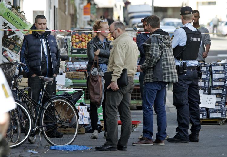 overfald. Politiet er i gang med at afhøre vidner på Griffenfeldtsgade på Nørrebro, hvor fire unge blev hevet ud af deres bil og overfaldet af 10-12 yngre mænd fra området, oplyser politiet. 