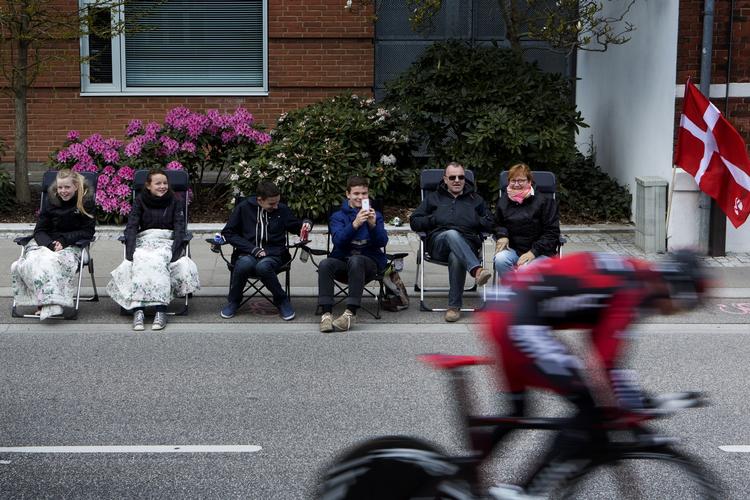 Løbsarrangørerne har regnet med cirka 120.000 mennesker i Herning i dag. Pressechef Niels Frydenlund oplyser, at det er skudt nogenlunde rigtigt. 