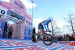 ENKELTSTART. Efter femtebedste mellemtid kørte Alex Rasmussen sig op på tredjepladsen, da Giro d'Italia rullede i gang i Herning. 