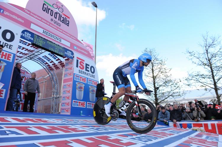ENKELTSTART. Efter femtebedste mellemtid kørte Alex Rasmussen sig op på tredjepladsen, da Giro d'Italia rullede i gang i Herning. 