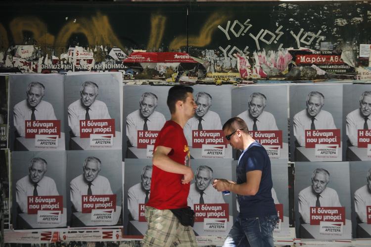 valg. Fodgængere i Athen passerer en stribe valgplakater. I morgen skal grækerne afgive deres stemmer i et valg, der må betragtes som det mest usikre i årtier. 