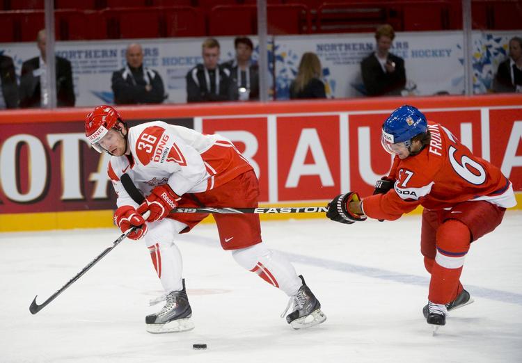 Karantæne. Jannik Hansen må finde sig i at se på fra tribunen, når Danmark møder Italien ved VM i Stockholm. 