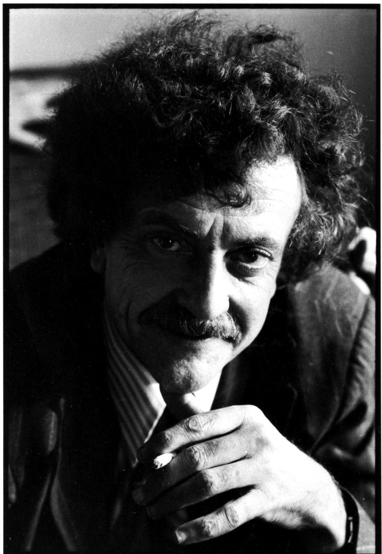 STIL. Kurt Vonnegut røg Pall Mall og anså cigaretrygning for en stilfuld måde at begå selvmord på. Vonnegut overlevede imidlertid cigaretterne, men endte  sine dage med at falde ned ad en trappe og slå hovedet. 