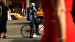 Gadedreng. Selv om han intet gør ud af sit udseende, har Bill Cunningham altid interesseret sig for tøj. Siden 60'erne har han fotograferet mode, både blandt kendisser og mest af alt på gaden, som stadig er hans hjemmebane.