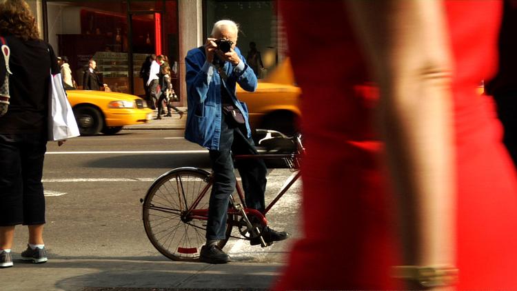 Gadedreng. Selv om han intet gør ud af sit udseende, har Bill Cunningham altid interesseret sig for tøj. Siden 60'erne har han fotograferet mode, både blandt kendisser og mest af alt på gaden, som stadig er hans hjemmebane.