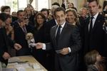 valgkamp. Præsident Nicolas sarkozy kæmper med næb og klør for at indhente rivalen Francois Hollandes forspring. 