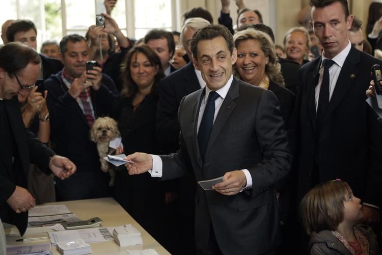 valgkamp. Præsident Nicolas sarkozy kæmper med næb og klør for at indhente rivalen Francois Hollandes forspring. 