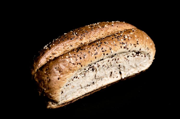 Hvedemel og vand. Supermarkedsbrødet fra Schulstad ligger meget tæt på et hevdebrød og indeholder kun 4 g fibre. 