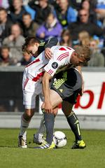 Fight. Thomas Augustinussen (t.v.) i nærkamp med  Nicolaj Agger i Aalborg. 