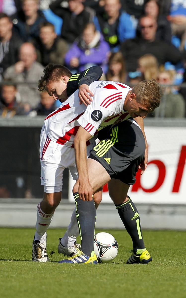 Fight. Thomas Augustinussen (t.v.) i nærkamp med  Nicolaj Agger i Aalborg. 
