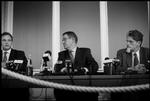 ministerkolleger. Daværende forsvarsminister Jan Trøjborg (tv.), statsminister Poul Nyrup Rasmussen og udenrigsminister Mogens Lykketoft  til pressemøde i Spejlsalen på Christiansborg i 2001. 