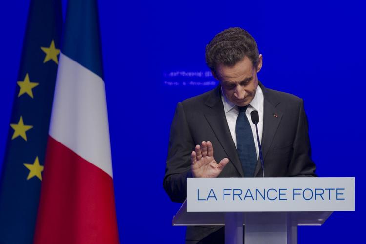 Taber. Nicolas Sarkozy har ringet til Hollande og ønsket ham tillykke med valgresultatet og held og lykke i embedet. 