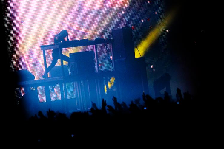 Effektjæger. Skrillex' udseende er i sig selv et remiks - en forvirrende blanding af emo og cyberpunk. 