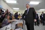 vælgerlussing. Lederen af det græske socialistparti, PASOK, Evangelos Venizelos, afleverer sin stemmeseddel i dag. Ifølge meningsmålingerne bliver netop hans parti valgets helt store taber. Partier risikerer at blive halveret. 