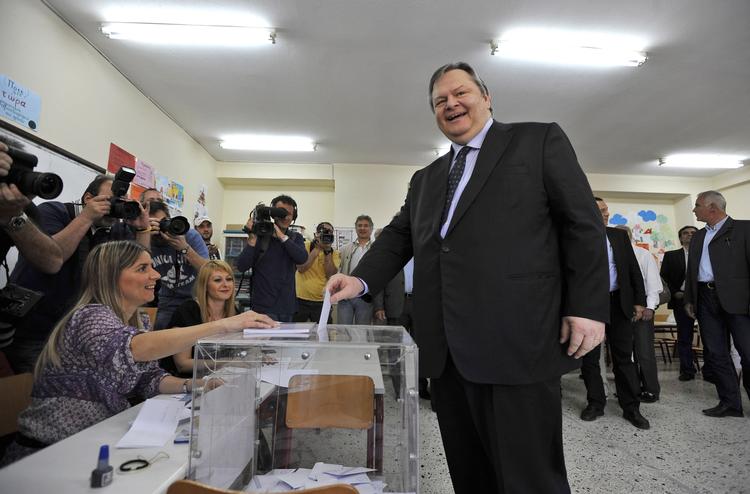 vælgerlussing. Lederen af det græske socialistparti, PASOK, Evangelos Venizelos, afleverer sin stemmeseddel i dag. Ifølge meningsmålingerne bliver netop hans parti valgets helt store taber. Partier risikerer at blive halveret. 