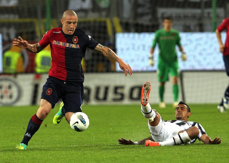 Mester. Cagliaris Radja Nainggolan (tv.) slipper forbi Juventus'  Arturo Vidal. Men det var Juventus, der slap bedst fra opgøret. 