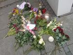 Dødsfald. Blomster foran rådhuset i Horsens lagt om borgmester Jan Trøjborgs pludselige død. Samlingen af blomster er vokset i løbet af aftenen. 