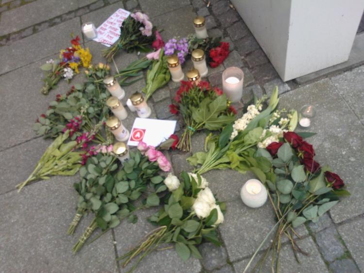Dødsfald. Blomster foran rådhuset i Horsens lagt om borgmester Jan Trøjborgs pludselige død. Samlingen af blomster er vokset i løbet af aftenen. 