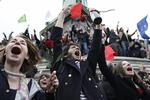 Folkefest. Ekstatisk stemning i Paris' gader efter valgsejr til Hollande. 