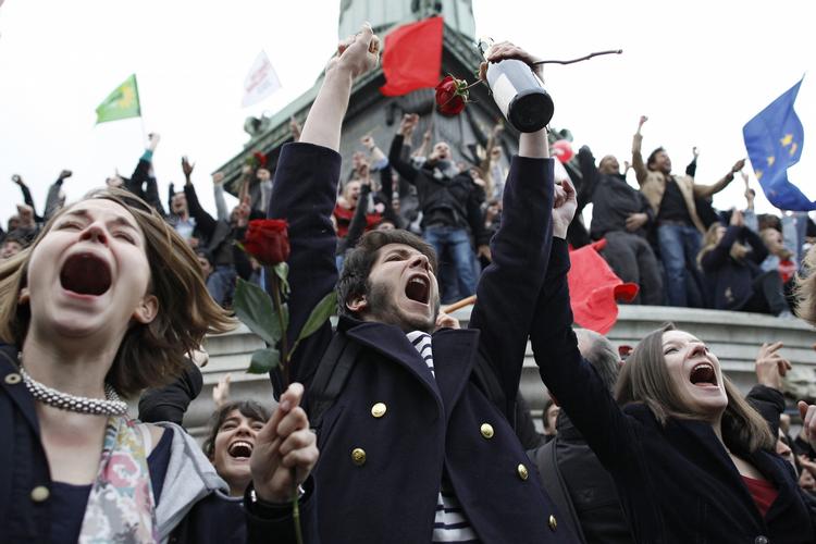 Folkefest. Ekstatisk stemning i Paris' gader efter valgsejr til Hollande. 
