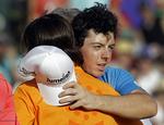 Taber? Rory McIlroy gav konkurrenten Rickie Fowler et godt kram efter duellen i Wells Fargo. 