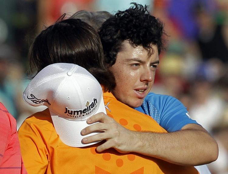 Taber? Rory McIlroy gav konkurrenten Rickie Fowler et godt kram efter duellen i Wells Fargo. 