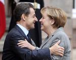 SKILSMISSE. Så tæt var Sarkozy og Merkel. Nu må den tyske kansler instille sig på en tvangsskilsmisse fra sin tro væbner og på nye toner fra Paris. 
