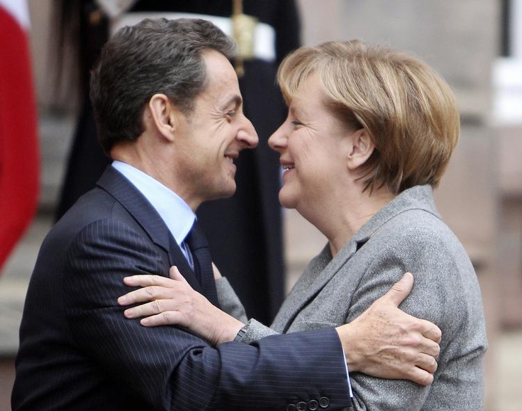 SKILSMISSE. Så tæt var Sarkozy og Merkel. Nu må den tyske kansler instille sig på en tvangsskilsmisse fra sin tro væbner og på nye toner fra Paris. 