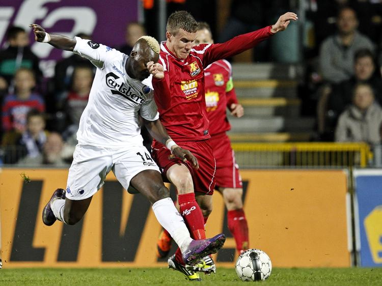Mesterskabsnøgler: FCK-topscorer Dame N'Doye reddede et point i Parken i aftes, men kom til kort tidligere på ugen i den direkte duel med FCN og den bomstærke  landsholdsspiller Andreas Bjelland, der organiserer FCN-defensiven forbilledligt. 