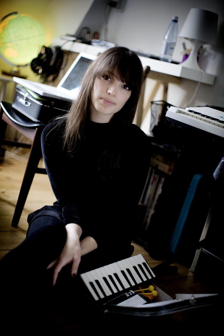 Sanselig. Katrine Ottosen - CALLmeKAT - tager sig god tid til at dvæle ved stemningen. 