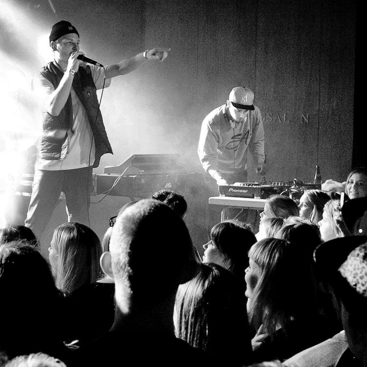 Dancehall cheff. Med evnen til at ramme et killer refræn leverer Klumben dancehall, som vi ikke har hørt det før herhjemme. 