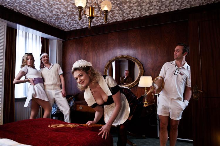 Vovet. Tammi Øst, Lars Ranthe, Marie Dalsgaard og Joen Højerslev  står på scenen i sengekants-teater i København. 