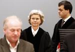 DRABSGENNEMGANG. Billederne fra Utøya var så barske, at selv dommer Wenche Arntzen måtte lade tårerne trille under dagens retsmøde. 