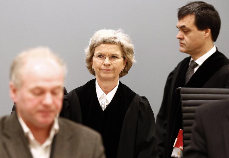 DRABSGENNEMGANG. Billederne fra Utøya var så barske, at selv dommer Wenche Arntzen måtte lade tårerne trille under dagens retsmøde. 