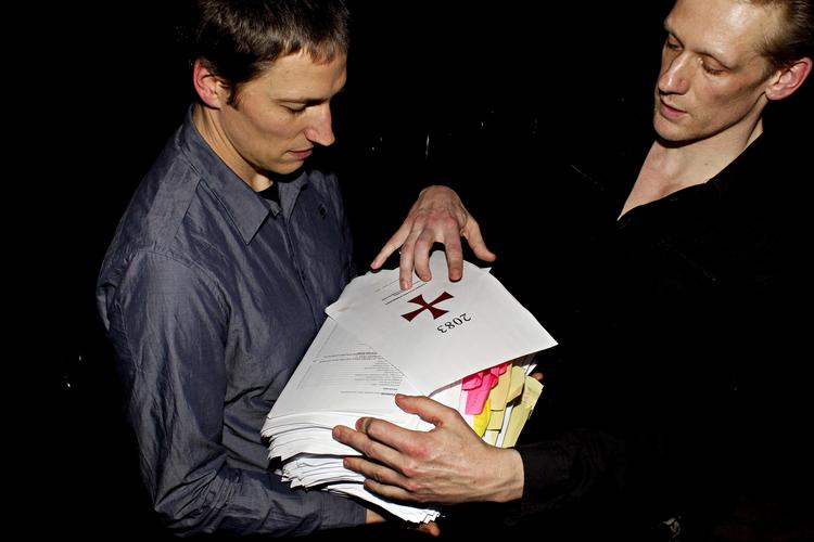 Tvivl. Instruktør og kunstnerisk leder på Cafe Teatret, Christian Lollike (tv), er ikke længere så sikker på, at Breivik-stykket bliver til noget. Her står Lollike med Breiviks manifest i selskab med skuespilleren Olaf Højgaard. 