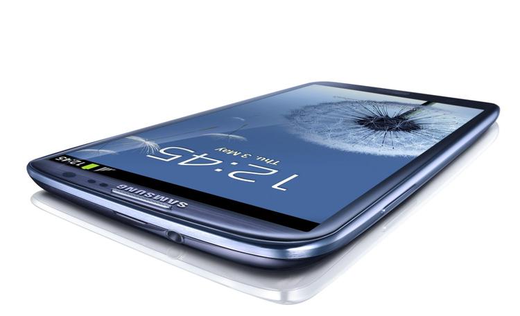 OPKOMLING. Samsung Galaxy S III er det seneste skud på stammen i verdens næstmest populære smartphone-serie. Med Galaxy S III har Samsung lavet det tætteste, man kommer på en iPhone-dræber til dato. Det var i hvert fald indtrykket, da Tjek.dk fik den i hænderne en kort stund i London. 