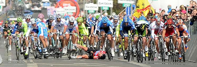 dramatisk. Mark Cavendish ryger i asfalten under afslutningen af tredje etape af Giro d'Italia i Horsens. 