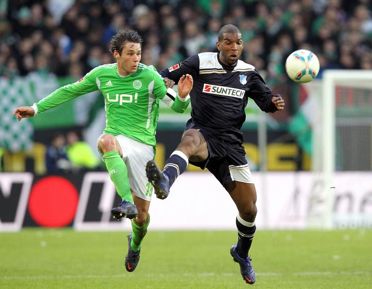 udvist. Ryan Babel (th) har taget sin lette omgang med Twitter med sig til tysk topfodbold. 