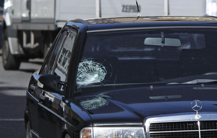 ANGREB. De jyske turisters bil fik også knust forruden, da de fire besøgende blev revet ud af deres bil og tævet og stukket af omkring 12 gerningsmænd. 