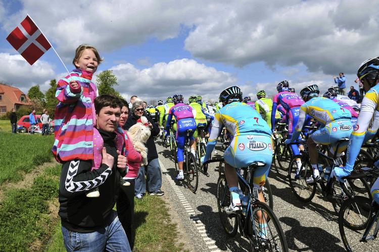 dannebrog. De udenlandske journalister er imponerede over den måde, danskerne har taget Giro d'Italia til sig på løbets første etaper. 