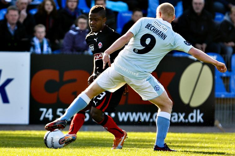 snydt. Sønderjyskes Tommy Bechmann (med ryggen til) blev sablet ned i feltet ved stillingen 1-0 til Sønderjyske, men indkasserede et gult kort i stedet for et straffespark. 