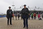 sikkerhed. Bevæbnet britisk politi patruljerer uden for det olympiske stadion i Olympic Park i London. 